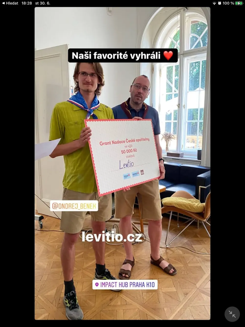 Ondřej Běnek a Lukáš Haraga s grantovým šekem Nadace České spořitelny, Impact Hub Praha