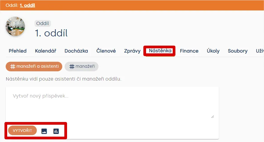 Záložka „Nástěnka“ oddílu s kanály pro manažery a asistenty a polem pro nový příspěvek s tlačítkem „Vytvořit“