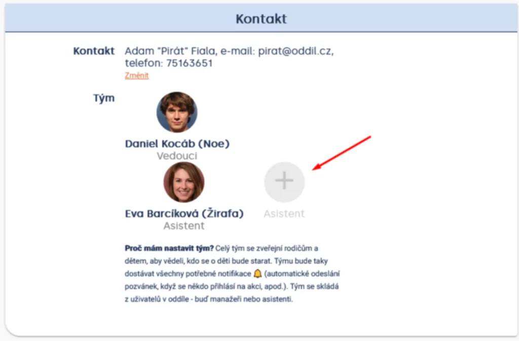 Panel „Kontakt“ s kontaktní osobou a týmem akce; šipka ukazuje na tlačítko plus pro přidání asistenta