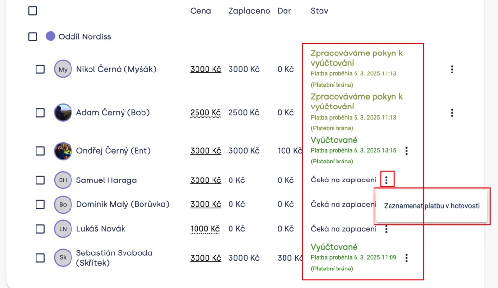Seznam členů se stavy plateb a otevřenou nabídkou u tří teček s volbou „Zaznamenat platbu v hotovosti“