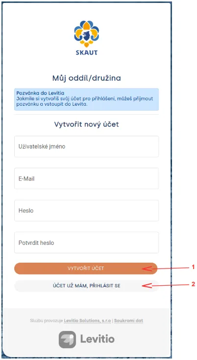 Stránka pozvánky s formulářem „Vytvořit nový účet“ a tlačítky „Vytvořit účet“ (1) a „Účet už mám, přihlásit se“ (2)
