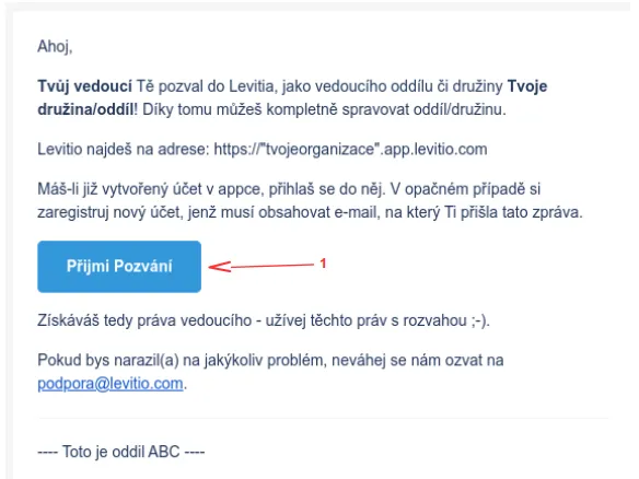 E-mail s pozvánkou do Levitia a modrým tlačítkem „Přijmi Pozvání“ označeným šipkou 1