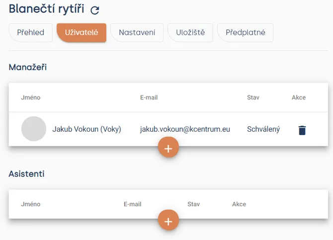 Záložka „Uživatelé“ organizace se seznamy Manažeři a Asistenti a tlačítky + pro přidání uživatele