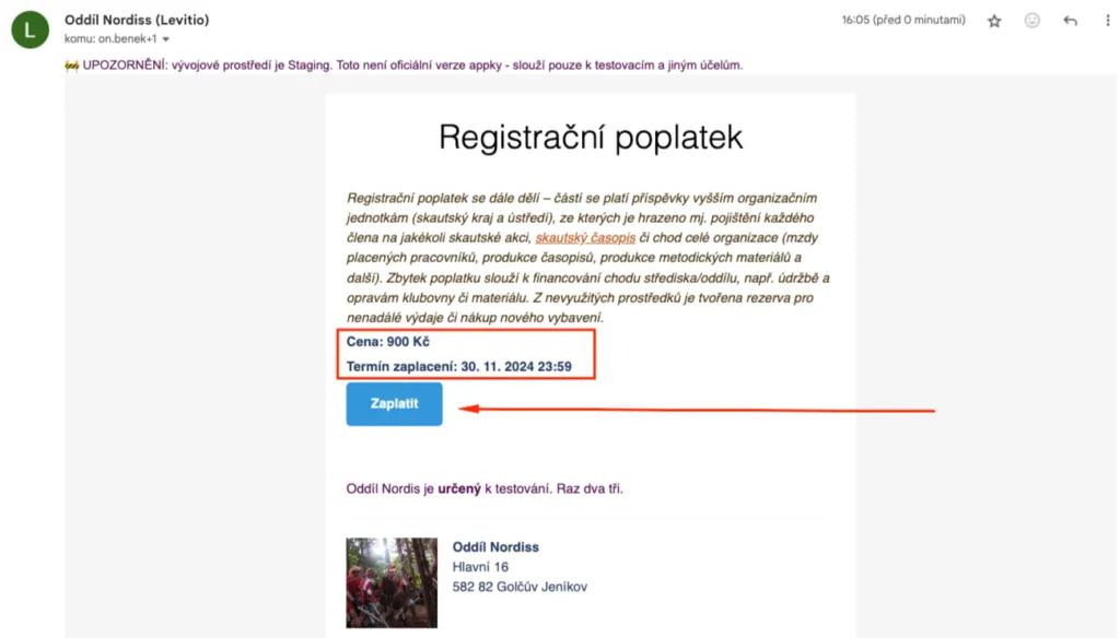 Email „Registrační poplatek“ s cenou 900 Kč, termínem zaplacení a tlačítkem „Zaplatit“