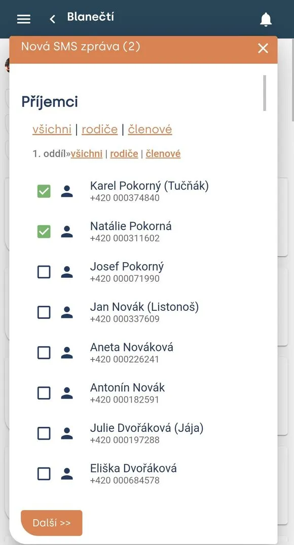 Mobilní výběr příjemců SMS: odkazy „všichni“, „rodiče“, „členové“, seznam kontaktů se zaškrtávacími poli a „Další“